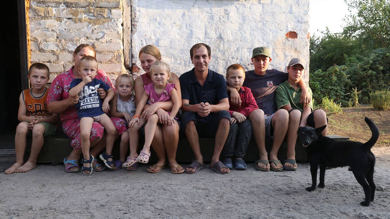 Руско многодетно семейство на село